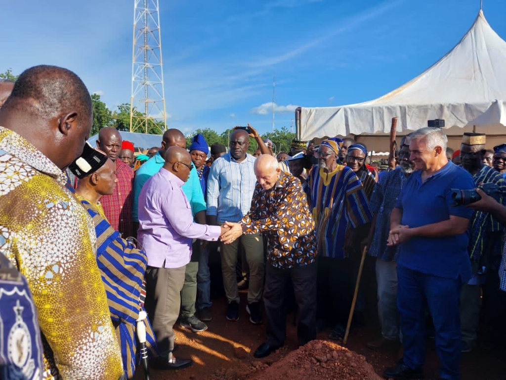 Akufo-Addo cuts sod for dualisation of 2km road in Nandom Akufo-Addo cuts sod for dualisation of 2km road in Nandom