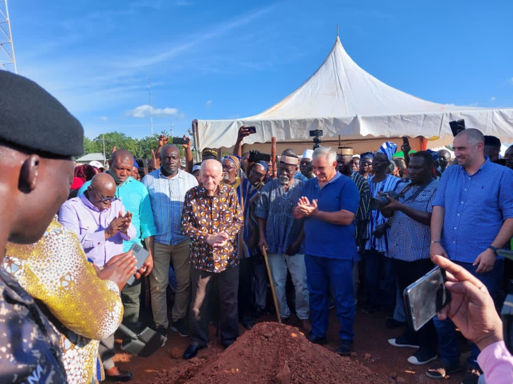 Akufo-Addo cuts sod for dualisation of 2km road in Nandom Akufo-Addo cuts sod for dualisation of 2km road in Nandom