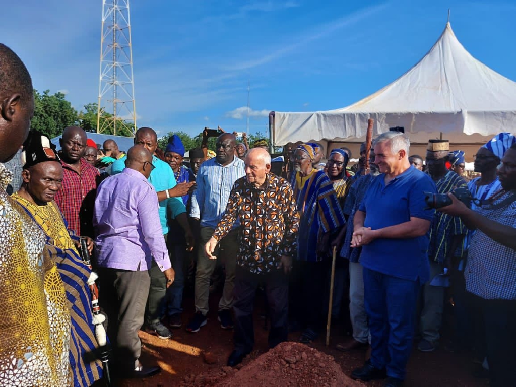 Akufo-Addo cuts sod for dualisation of 2km road in Nandom Akufo-Addo cuts sod for dualisation of 2km road in Nandom