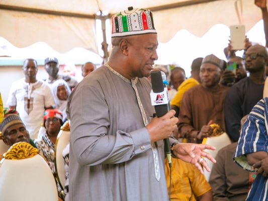 Photos: Mahama supports Kumasi Sofoline Mosque Project