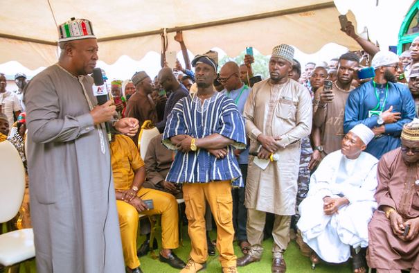 Photos: Mahama supports Kumasi Sofoline Mosque Project