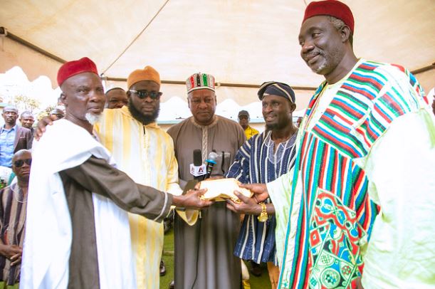 Photos: Mahama supports Kumasi Sofoline Mosque Project