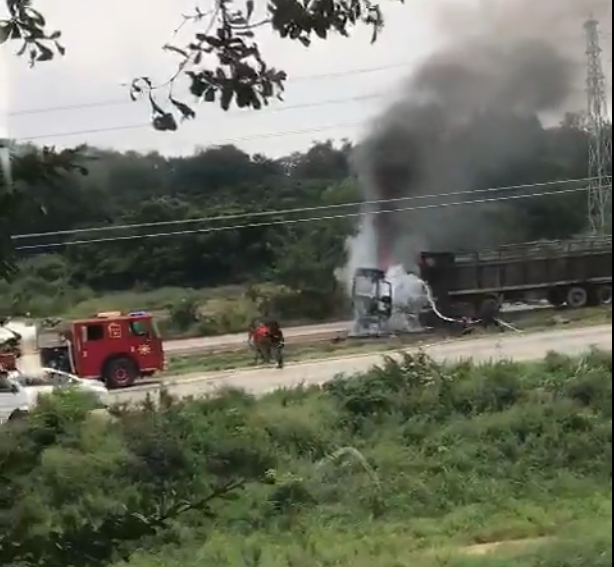 Truck ablaze on Accra-Tema motorway affecting traffic flow Truck ablaze on Accra-Tema motorway affecting traffic flow