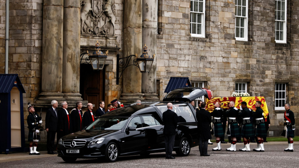 Queen Elizabeth II's coffin arrives in Edinburgh, mourners line streets to pay their respects Queen Elizabeth II's coffin arrives in Edinburgh, mourners line streets to pay their respects