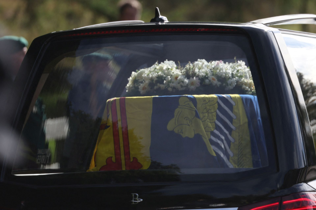 Queen Elizabeth II's coffin arrives in Edinburgh, mourners line streets to pay their respects Queen Elizabeth II's coffin arrives in Edinburgh, mourners line streets to pay their respects