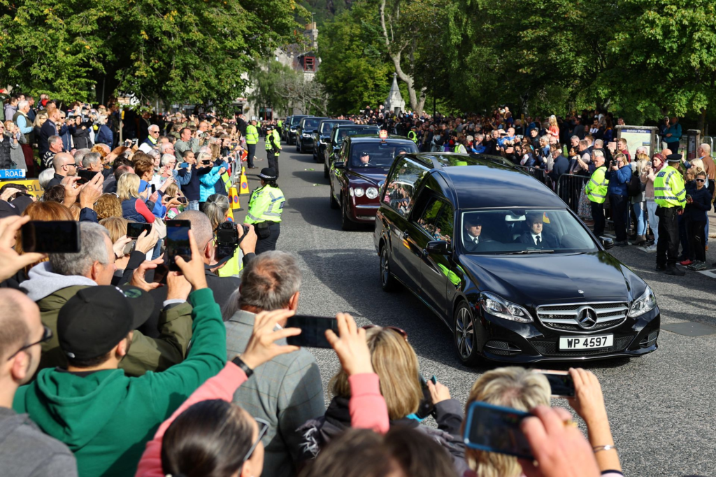 Queen Elizabeth II's coffin arrives in Edinburgh, mourners line streets to pay their respects Queen Elizabeth II's coffin arrives in Edinburgh, mourners line streets to pay their respects