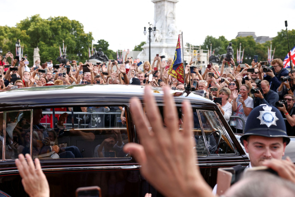 Queen Elizabeth II's coffin arrives in Edinburgh, mourners line streets to pay their respects Queen Elizabeth II's coffin arrives in Edinburgh, mourners line streets to pay their respects