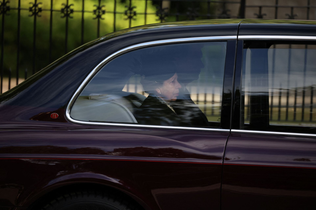 Queen Elizabeth II's coffin arrives in Edinburgh, mourners line streets to pay their respects Queen Elizabeth II's coffin arrives in Edinburgh, mourners line streets to pay their respects
