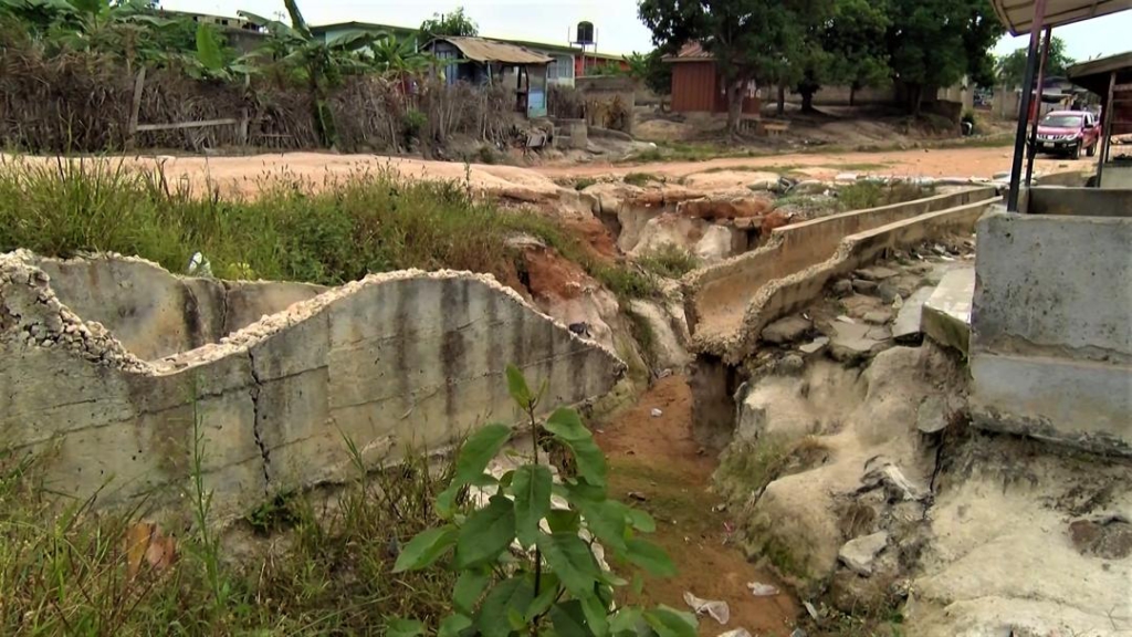 Residents of Kokoano live in fear as 2-year-old gully on their road widens