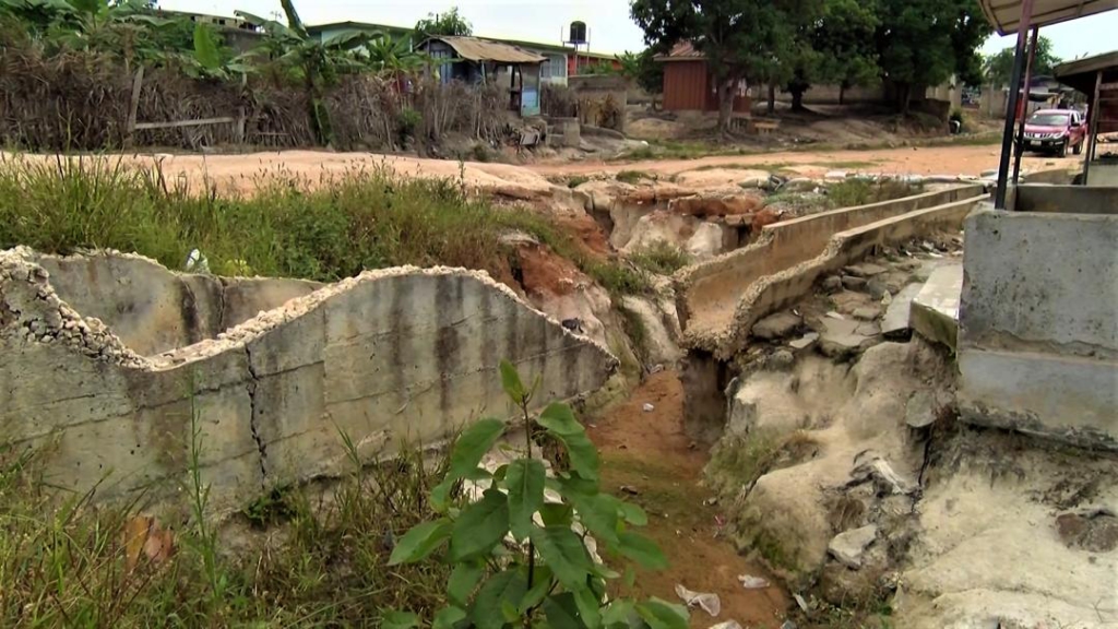 Residents of Kokoano live in fear as 2-year-old gully on their road widens Residents of Kokoano live in fear as 2-year-old gully on their road widens