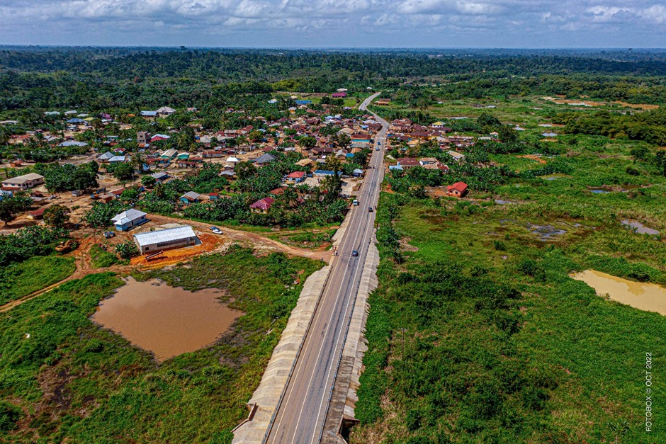 Akufo-Addo commissions Kwabeng-Abomosu-Asuom road, bridge ahead of schedule