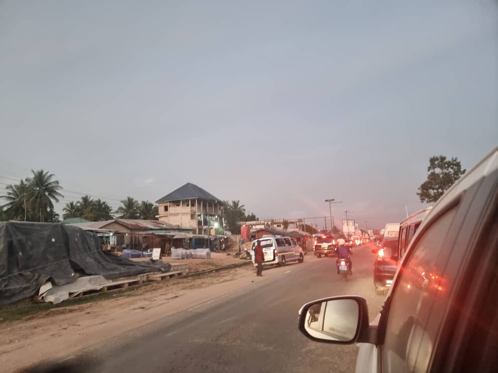 Photos: ‘Trotro’ drivers use road shoulders to evade traffic on Kasoa-Senya-Bereku stretch