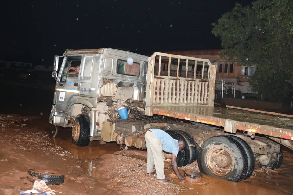 Hundreds stranded on Accra - Kasoa road after downpour