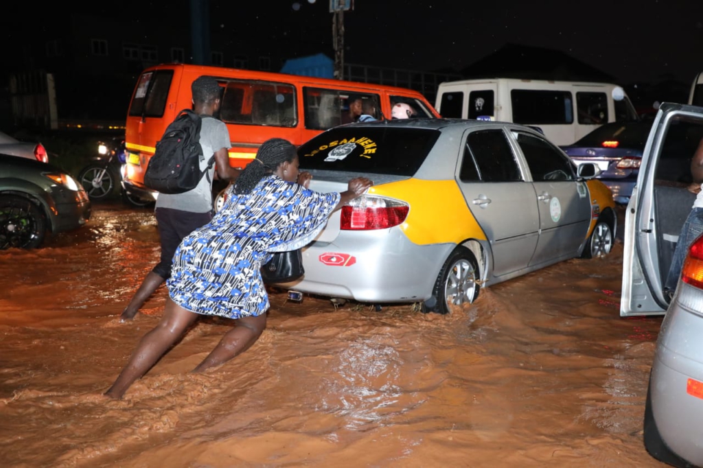 Hundreds stranded on Accra - Kasoa road after downpour