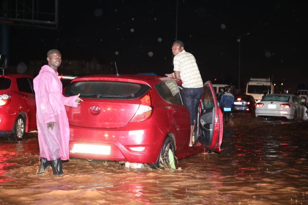 Hundreds stranded on Accra - Kasoa road after downpour