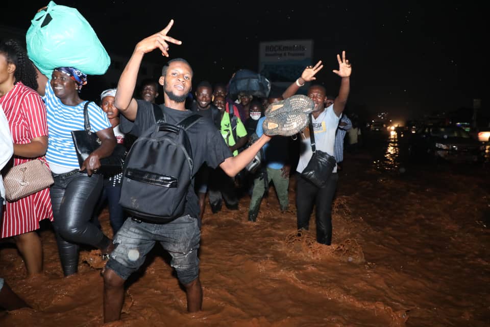 Hundreds stranded on Accra - Kasoa road after downpour