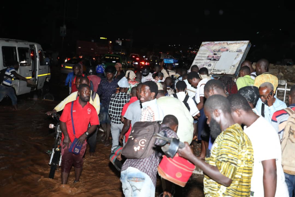 Hundreds stranded on Accra - Kasoa road after downpour