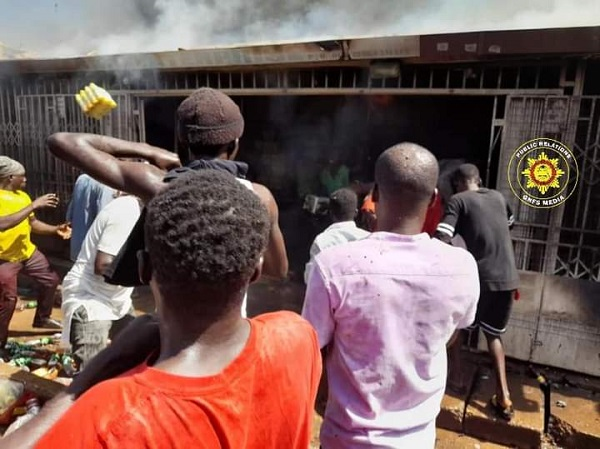 Tamale market: Fire destroys 5 shops Tamale market: Fire destroys 5 shops