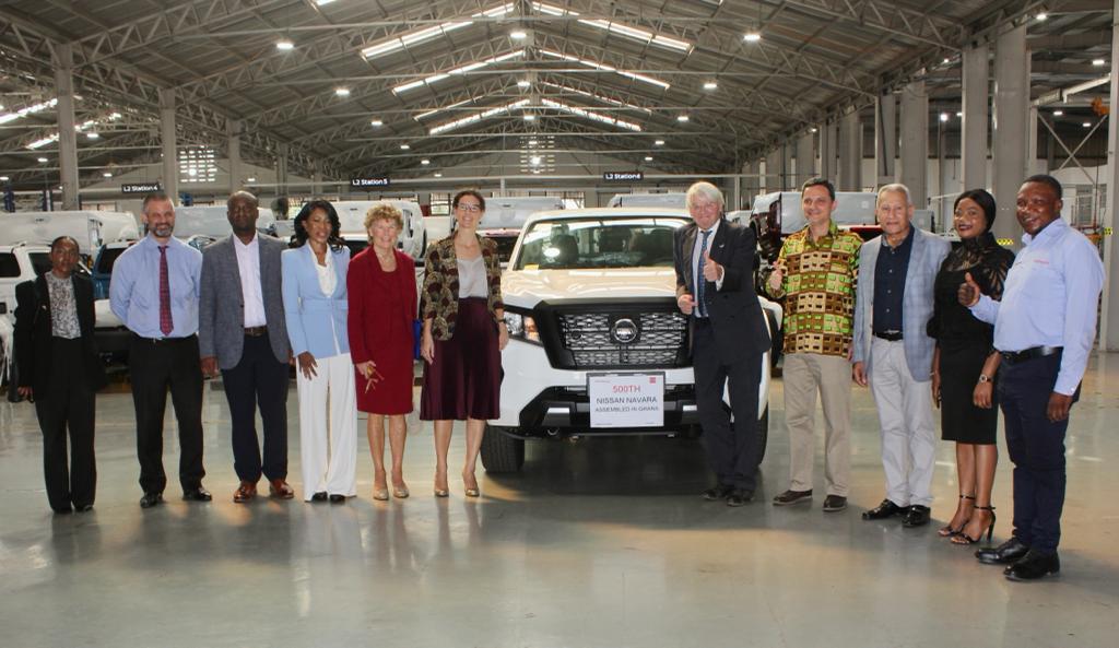 英国政府代表団が日本自動車の日産自動車組立工場を訪問