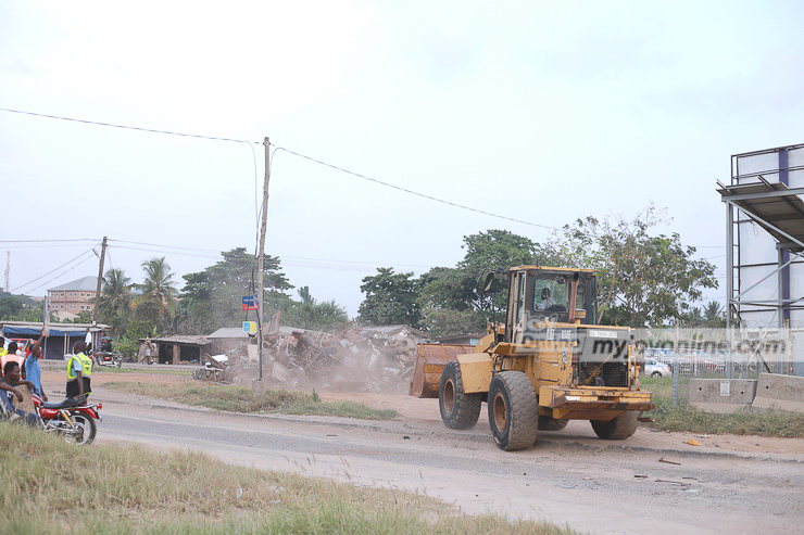 Falling truck spills scrap at Achimota Overhead, causes gridlock