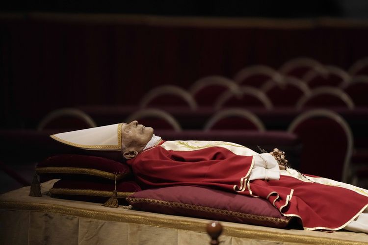 Pope Benedict Xvi Thousands Pay Respects At The Vatican Myjoyonline