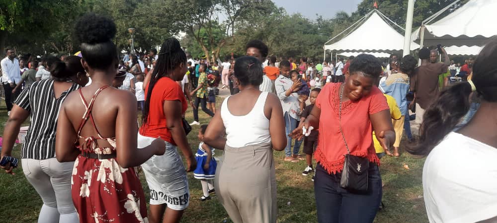 Luv FM Family Party in the Park: Patrons jam to live band music