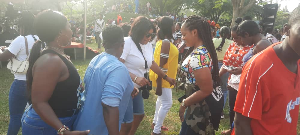 Luv FM Family Party in the Park: Patrons jam to live band music