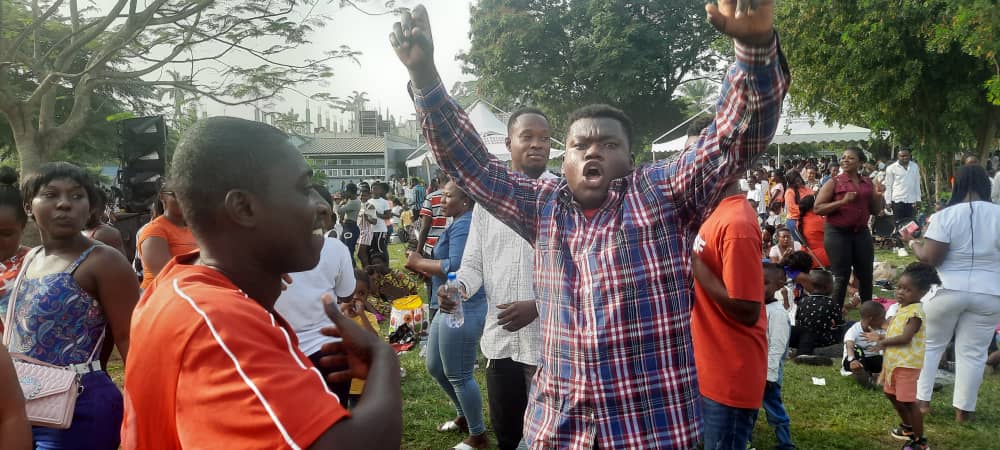 Luv FM Family Party in the Park: Patrons jam to live band music