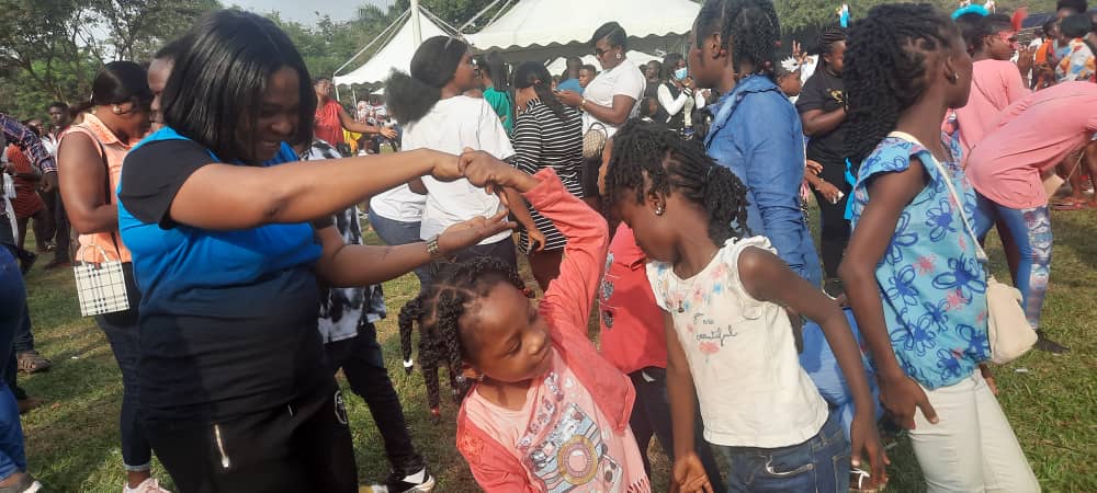 Luv FM Family Party in the Park: Patrons jam to live band music