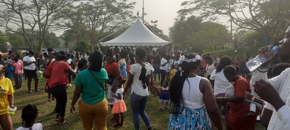 Luv FM Family Party in the Park: Patrons jam to live band music