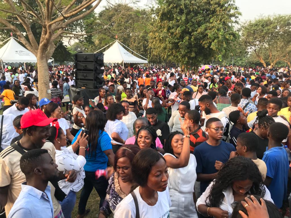 Luv FM Family Party in the Park: Patrons jam to live band music