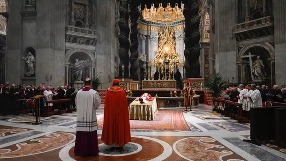 Pope Benedict XVI: Thousands pay respects at the Vatican