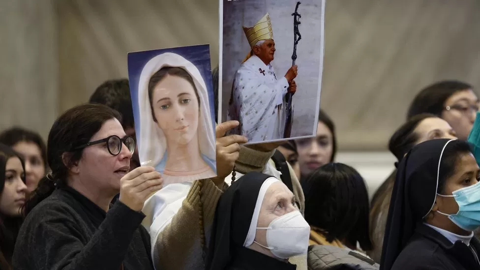 Pope Benedict XVI: Around 200,000 attend lying in state