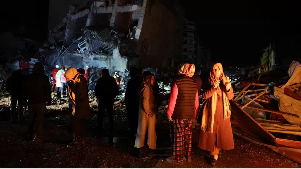 Turkey quake: Heavy rain hampers rescue efforts