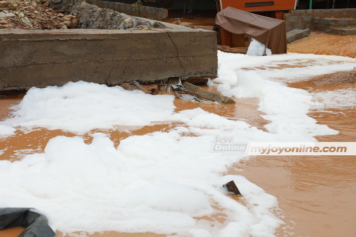 Waste water flowing on Accra-Kasoa highway turns foamy