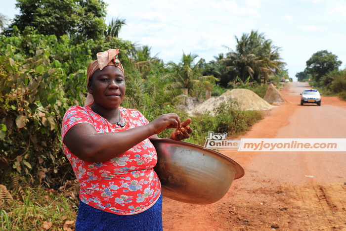 Pregnant woman fills potholes on Obuasi road