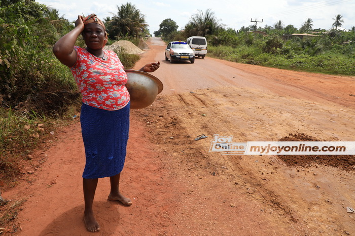 Pregnant woman fills potholes on Obuasi road