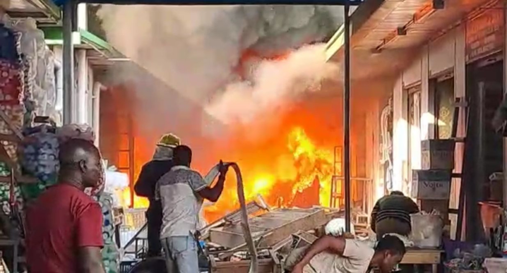 Lady tumbles from top floor of Kejetia Market in a bid to escape fire