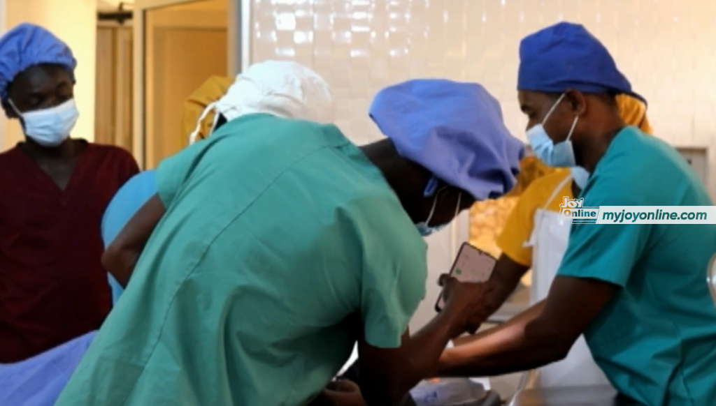 Doctors in Wa West use phone torch to perform surgeries 2 years after theatre lamps broke down Doctors in Wa West use phone torch to perform surgeries 2 years after theatre lamps broke down