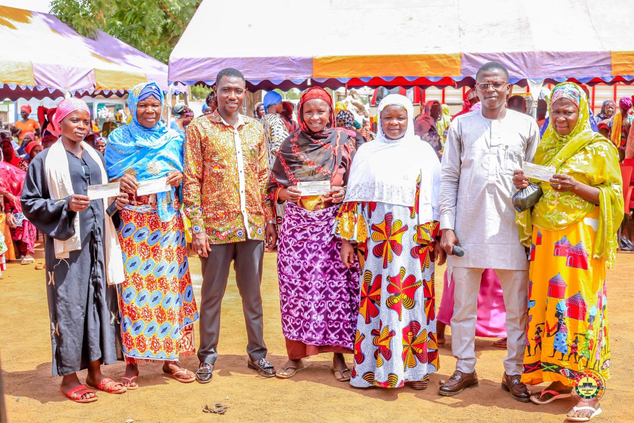 Amin Anta presents 600 women in Karaga with interest-free loans - Vimarsana News