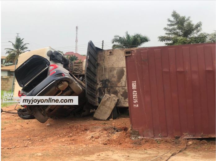 One dead in an accident involving trailer, 3 salon cars One dead in an accident involving trailer, 3 salon cars