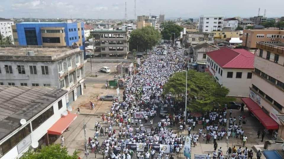 Thousands walk with Alan claiming 'Aduru wo so' Thousands walk with Alan claiming 'Aduru wo so'
