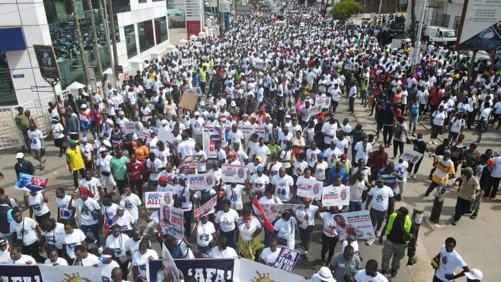 Thousands walk with Alan claiming 'Aduru wo so' - Vimarsana News