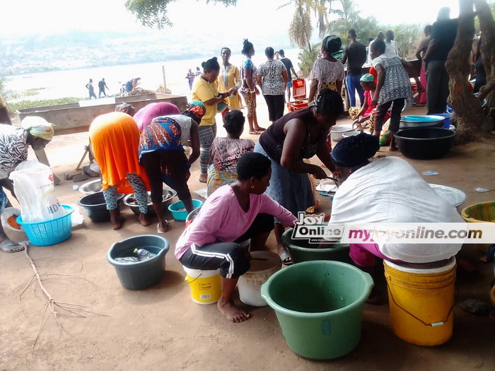 Fish farmers and their customers sorting the fishes according to sizes and weight