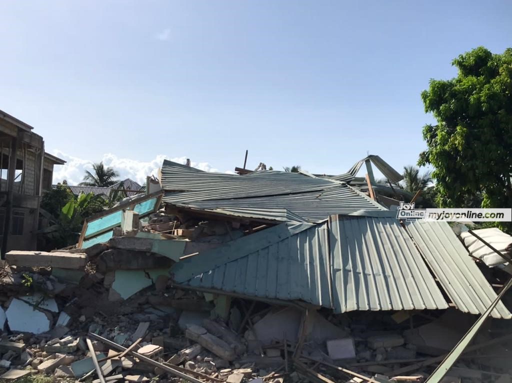 3-story building collapse, over 15 tenants escape death at Winneba - Vimarsana News