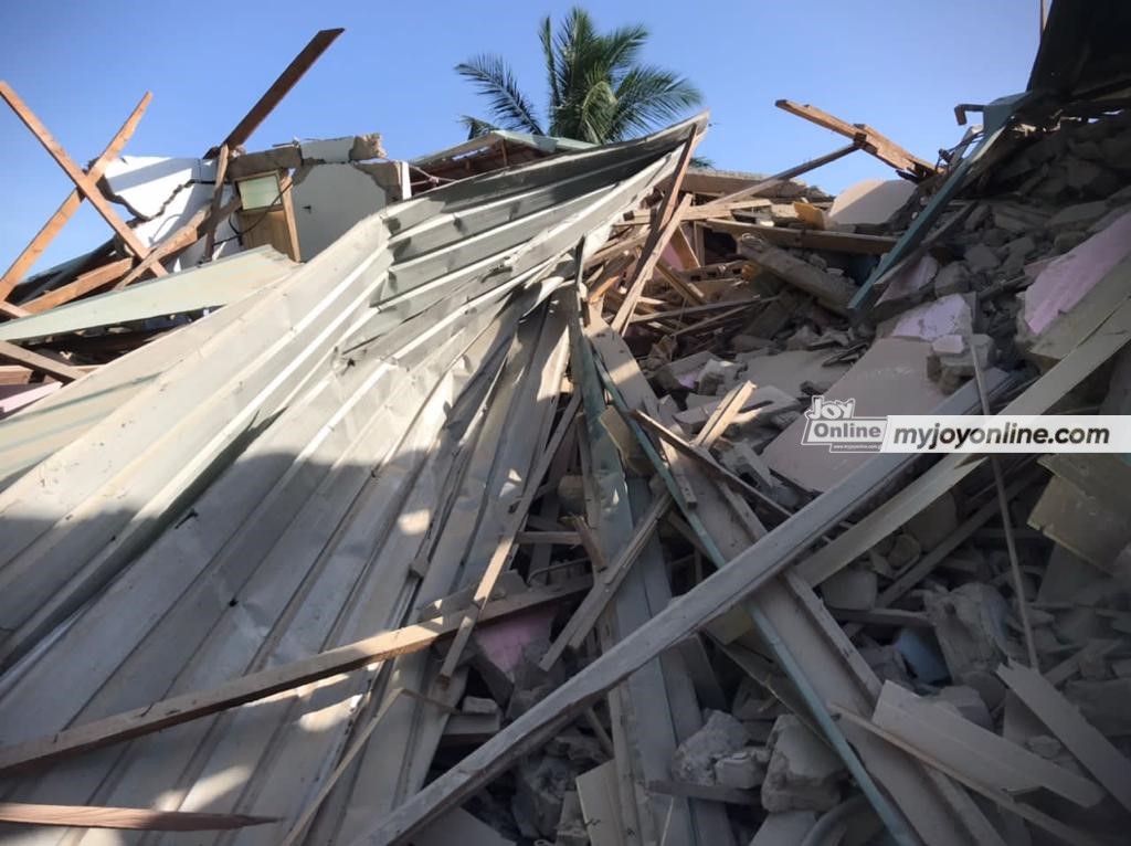 15 tenants escape death at Winneba as 3-story building collapses