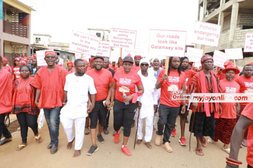 Photos: Teshie residents demonstrate over poor roads