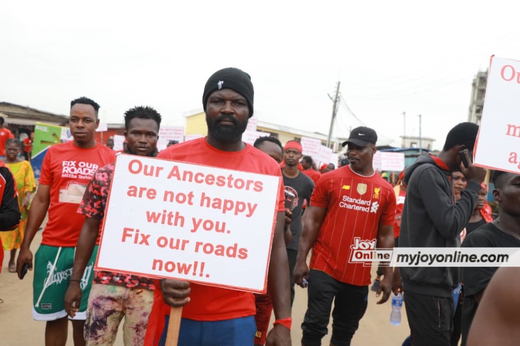 Photos: Teshie residents demonstrate over poor roads