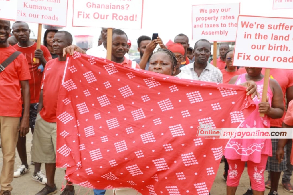 Photos: Teshie residents demonstrate over poor roads