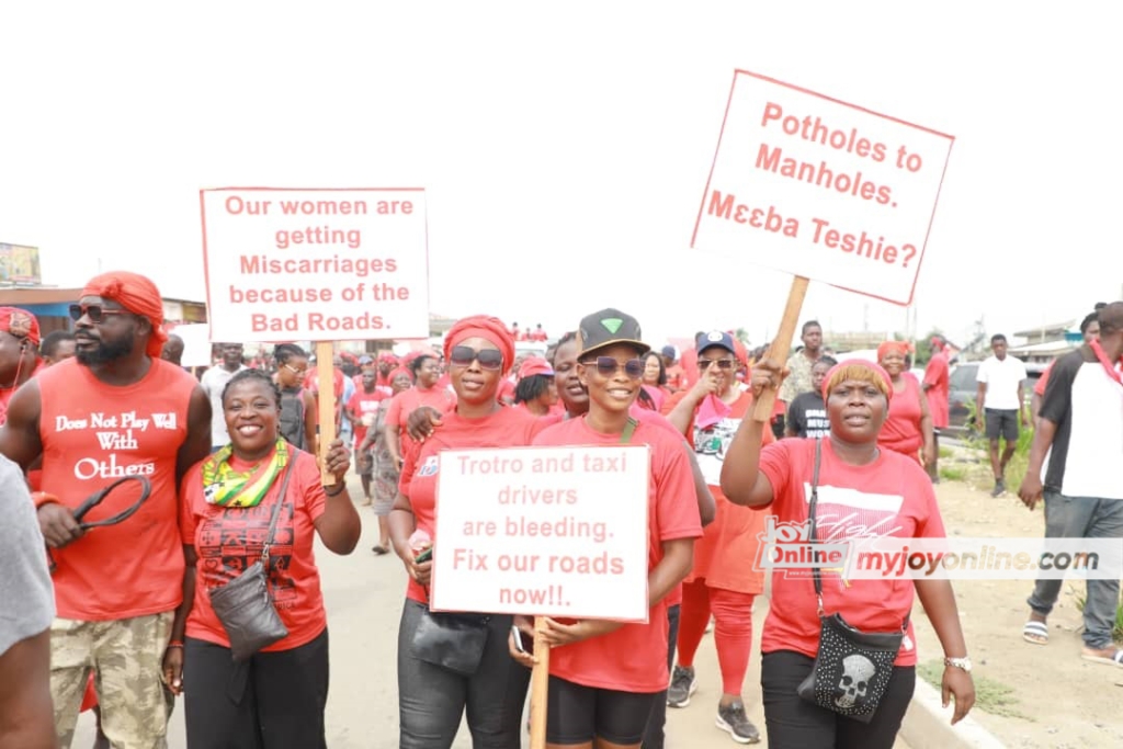 Photos: Teshie residents demonstrate over poor roads